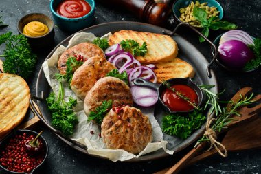 Kızarmış Atriaux, yağda kızartılmış domuz eti, İsviçre mutfağı, el yapımı yemek tarifi. Siyah taştan bir arka planda. Üst görünüm.