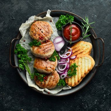 Kızarmış Atriaux, yağda kızartılmış domuz eti, İsviçre mutfağı, el yapımı yemek tarifi. Siyah taştan bir arka planda. Üst görünüm.