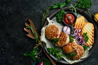 Kızarmış Atriaux, yağda kızartılmış domuz eti, İsviçre mutfağı, el yapımı yemek tarifi. Siyah taştan bir arka planda. Üst görünüm.