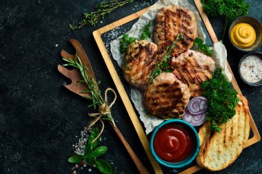 Barbekü: domuz pastırması ve soslu ızgara köfte. Taş bir tahtanın üzerinde. Üst görünüm.