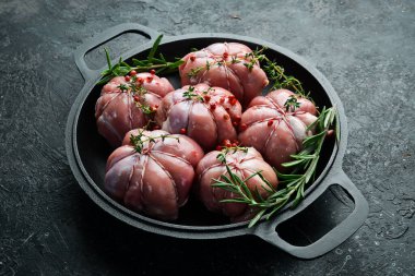 Baharatlı ve biberiyeli hindi pirzolası, pişirmeye hazır. Barbekü. Siyah beton bir arka planda. Yan görünüm.