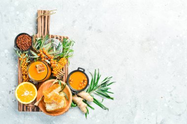 Deniz dikeninden reçel ve kavanozda bal. Beton gri arka planda. en üstteki görünüm