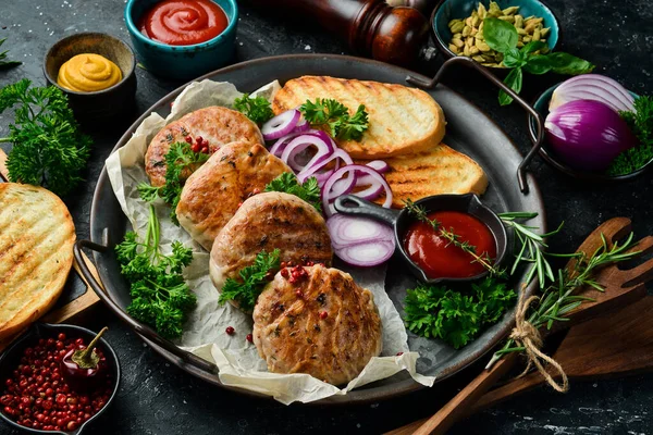 Kızarmış Atriaux, yağda kızartılmış domuz eti, İsviçre mutfağı, el yapımı yemek tarifi. Siyah taştan bir arka planda. Üst görünüm.