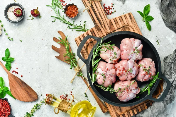 Baharatlı ve biberiyeli hindi fileto, pişirmeye hazır. Barbekü. Siyah beton bir arka planda. Üst görünüm.