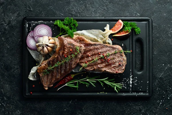 Barbecue Gegrilde Striploin Steak Met Specerijen Rozemarijn Een Zwarte Betonnen — Stockfoto