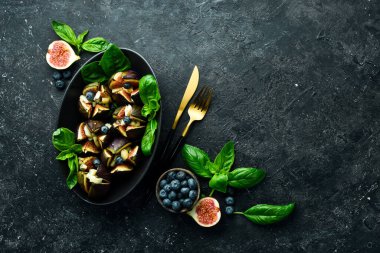 Çimentoda keçi peynirli incir, ceviz ve bal var. Mesaj için yer var. Üst görünüm.