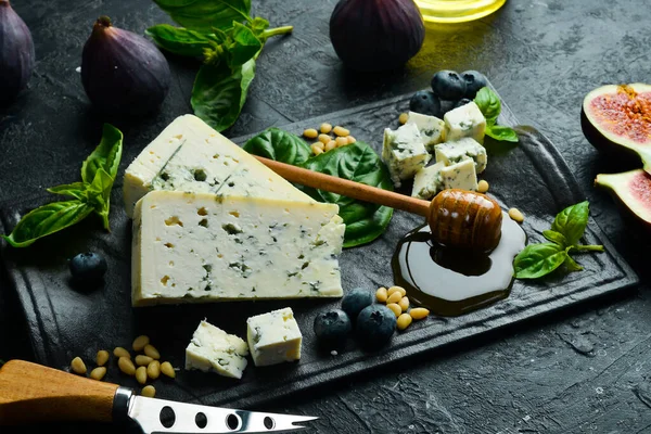 Traditional Blue Cheese Figs Blueberries Honey Plate Concrete Background Side — Stock Photo, Image