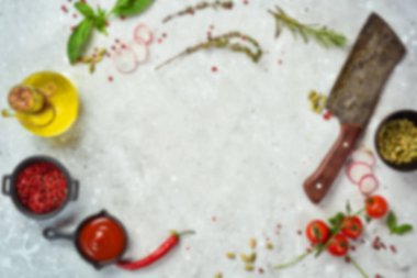 Odaklanamayan gıda geçmişi. Gri taş pişirme arka planı. Baharat ve sebze. Üst Manzara. Metnin için boş yer.