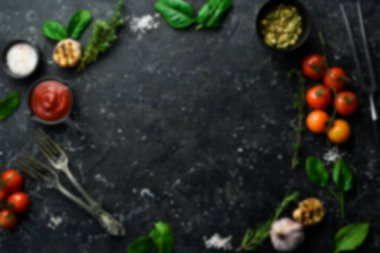 Odaklanamayan gıda geçmişi. Siyah taş pişirme arka planı. Baharat ve sebze. Üst Manzara. Metnin için boş yer.