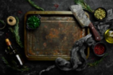 Odaklanamayan gıda geçmişi. Siyah taş pişirme arka planı. Baharat ve sebze. Üst Manzara. Metnin için boş yer.