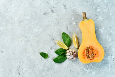 Taze balkabağı, balkabağı hazırlığı. Sonbahar menüsü. Beton bir arka planda. Üst görünüm.