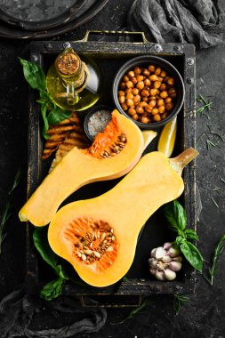 Taze balkabağı, balkabağı hazırlığı. Sonbahar menüsü. Beton bir arka planda. Üst görünüm.