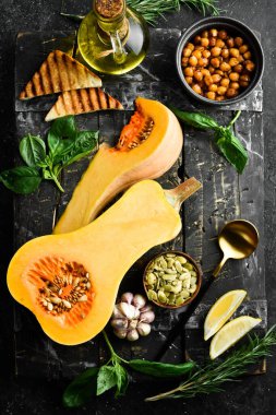 Taze balkabağı, balkabağı hazırlığı. Sonbahar menüsü. Beton bir arka planda. Üst görünüm.