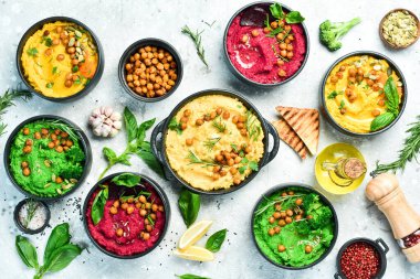 Geleneksel humus, bitki humusu, pancar humusu. Vejetaryen yemeği. Beton gri arka planda.