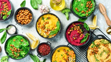 Geleneksel humus, bitki humusu, pancar humusu. Vejetaryen yemeği. Beton gri arka planda.