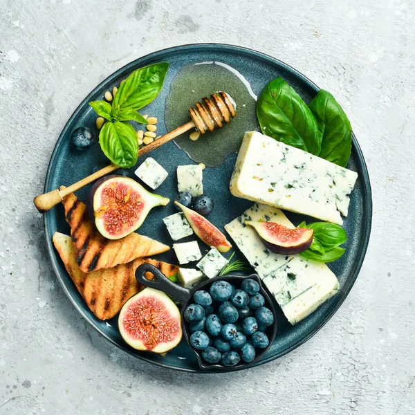 Blue Cheese Plate Basil Honey Concrete Background Top View — Stock Photo, Image