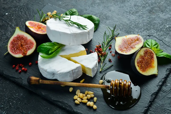 Brie Cheese Con Miele Fichi Vista Laterale Uno Sfondo Concreto — Foto Stock