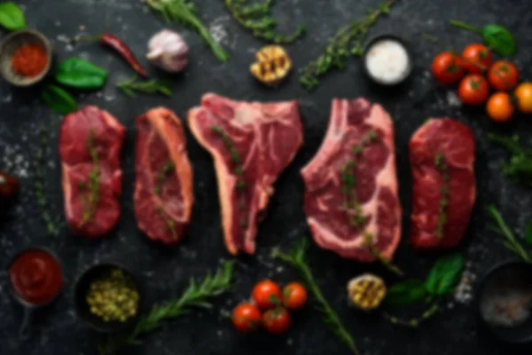 Defokussierte Lebensmittel Hintergrund Eine Reihe Alter Steaks Und Fleisch Ansicht — Stockfoto