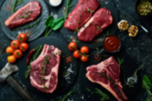 Gedeconcentreerde Voedselachtergrond Een Stel Gerijpte Steaks Vlees Bovenaanzicht Vrije Ruimte — Stockfoto
