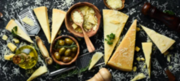 Odaklanamayan Gıda Geçmişi Siyah Taşlı Arka Planda Peynir Bıçaklı Sert — Stok fotoğraf