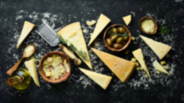 缺粮背景 一套硬奶酪和奶酪刀的黑色石头背景 Parmesan 顶部视图 给你的文章腾出地方 — 图库照片