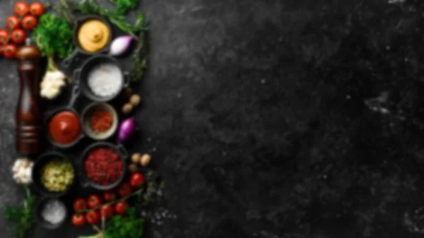 Defokussierte Lebensmittel Hintergrund Set Aus Biologischen Lebensmitteln Gewürzen Und Kräutern — Stockfoto