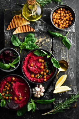 Sağlıklı vejetaryen yemeği: humus. Pancar ve nohut bir kasede. Beton bir arka planda.