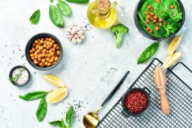 Koyu ahşap arka planda Avokado ve brokoli humusu. Sağlıklı vejetaryen yemekleri. Beton gri arka planda.