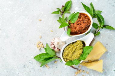 Domates ve fesleğenli pesto sosu. Beton bir arka planda. Üst görünüm.