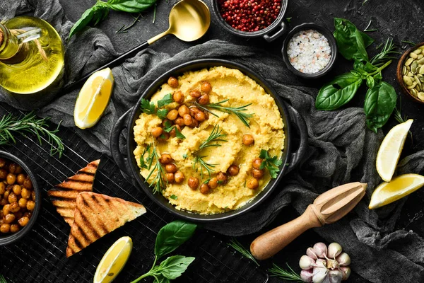 Traditional Vegetarian Hummus Chickpeas Bowl Top View Black Stone Background — Stock Photo, Image