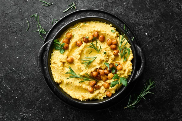 Hummus Avec Pois Chiches Romarin Dans Une Assiette Pierre Noire — Photo