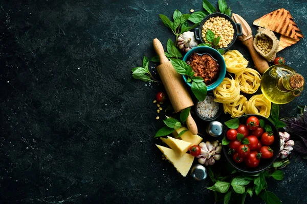 Hintergrund Der Italienischen Küche Pasta Basilikum Parmesan Pesto Tomaten Und — Stockfoto