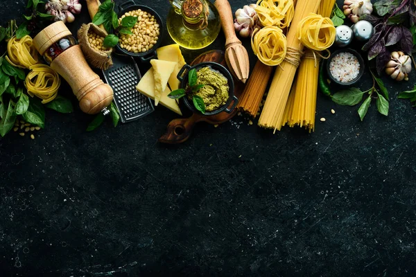 Zubereitung Von Nudeln Mit Pesto Sauce Und Sonnengetrockneten Tomaten Traditionelle — Stockfoto