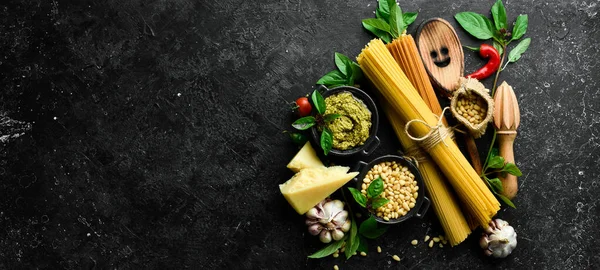 Zubereitung Von Nudeln Mit Pesto Sauce Und Sonnengetrockneten Tomaten Traditionelle — Stockfoto