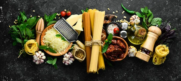 Pesto Soslu Spagetti Kurutulmuş Domates Pişiriyorum Çindekiler Spagetti Fesleğen Parmesan — Stok fotoğraf