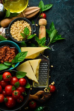 Kavanozda kurutulmuş domatesli pesto sosu. Geleneksel İtalyan sosu. Beton bir arka planda.