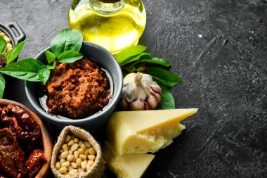 Kavanozda kurutulmuş domatesli pesto sosu. Geleneksel İtalyan sosu. Beton bir arka planda.
