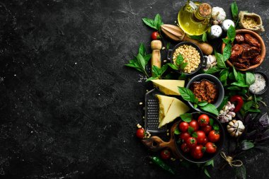 Domatesli Pesto Rosso sosu. İçindekiler: Domates, fesleğen, çam fıstığı, parmesan ve zeytinyağı. Beton bir arka planda.