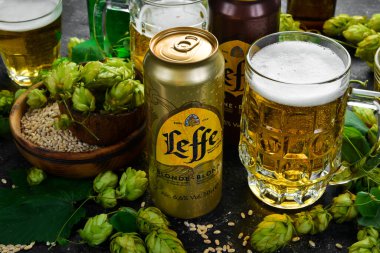 UKRAINE, LVIV - 12 Eylül 2022: Metal şişelerde Leffe BLONDE