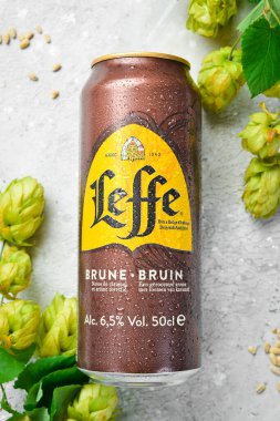 UKRAINE, LVIV - 12 Eylül 2022: Leffe Brune metal şişelerde bira