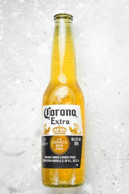 UKRAINE, LVIV - 12 SEP 2022: cam kavanozda soğuk bira Corona. Makro fotoğraf.