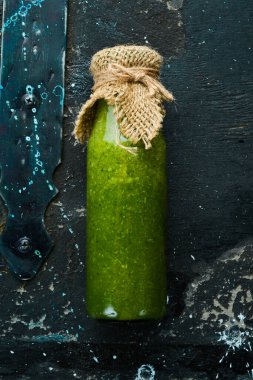 Şişe içinde yeşil sebze ve meyve suyu, kivi, ıspanak, elma ve kereviz. Vejetaryen yemeği. Metin için boş alan.