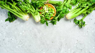 Kereviz sapı bir kasede parçalara ayrılmış. Vejetaryen yemeği. Metin için boş alan.