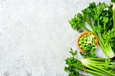 Kereviz sapı bir kasede parçalara ayrılmış. Vejetaryen yemeği. Metin için boş alan.