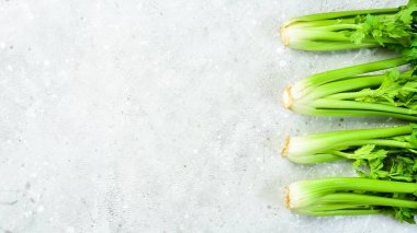 Kereviz. Taş zeminde taze bir kereviz sapı. Sağlıklı yiyecekler. Üst Manzara. Metin için boş alan.