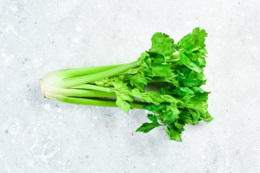 Kereviz. Taş zeminde taze bir kereviz sapı. Sağlıklı yiyecekler. Üst Manzara. Metin için boş alan.