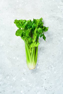 Kereviz. Taş zeminde taze bir kereviz sapı. Sağlıklı yiyecekler. Üst Manzara. Metin için boş alan.