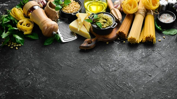 Geleneksel Pesto Sosu Fesleğen Çam Fıstığı Parmesan Zeytinyağı Siyah Taştan — Stok fotoğraf