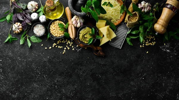Pestosås Ingredienser För Att Göra Pesto Svart Sten Bakgrund Ovanifrån — Stockfoto