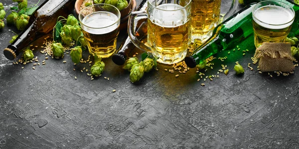 Cerveza Fresca Vasos Lúpulo Verde Fresco Sobre Fondo Piedra Negra —  Fotos de Stock